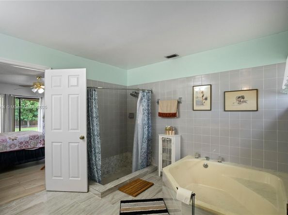 15824 Cotswold Ct, Davie FL 33331