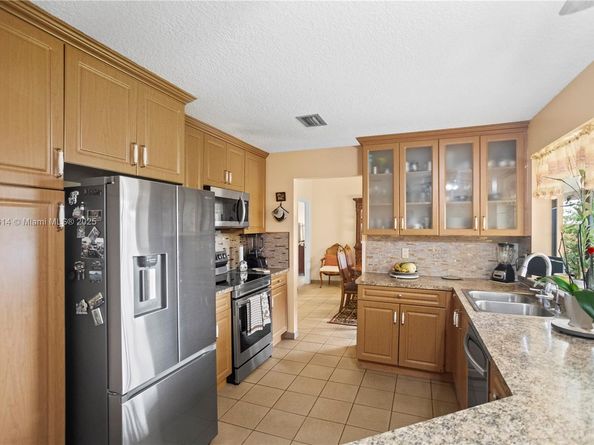 15824 Cotswold Ct, Davie FL 33331