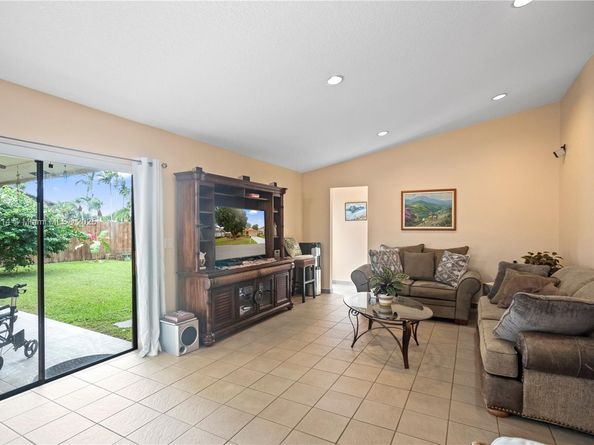 15824 Cotswold Ct, Davie FL 33331
