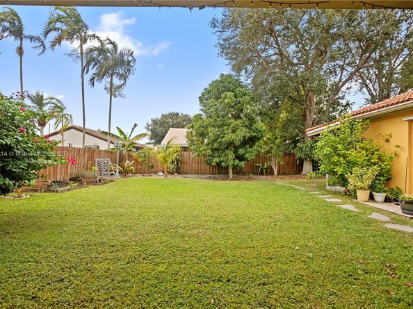 15824 Cotswold Ct, Davie FL 33331