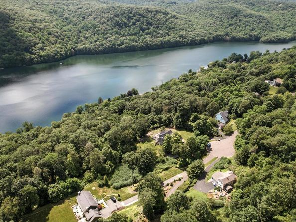 11 Squantz View Drive, New Fairfield CT 06812