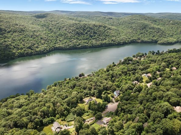 11 Squantz View Drive, New Fairfield CT 06812