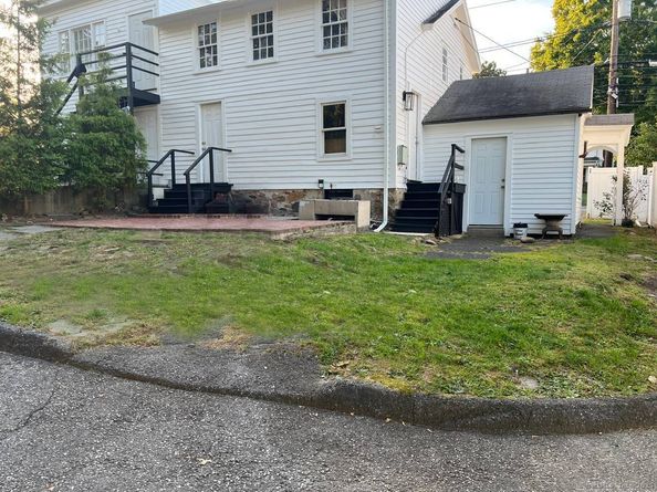 694 Boston Post Road, Darien CT 06820