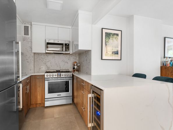 305 East 24th Street 3B, New York NY 10010