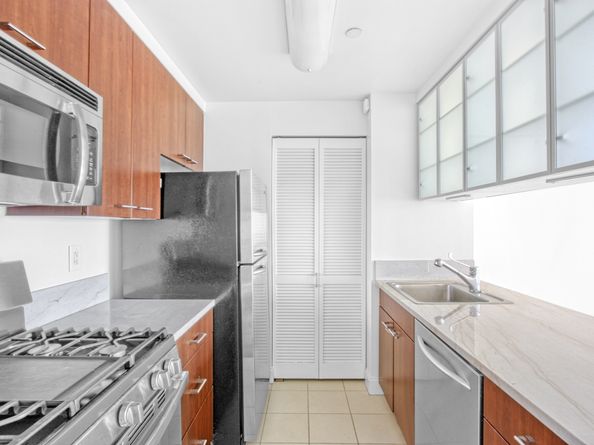215 East 96th Street 28N, New York NY 10128