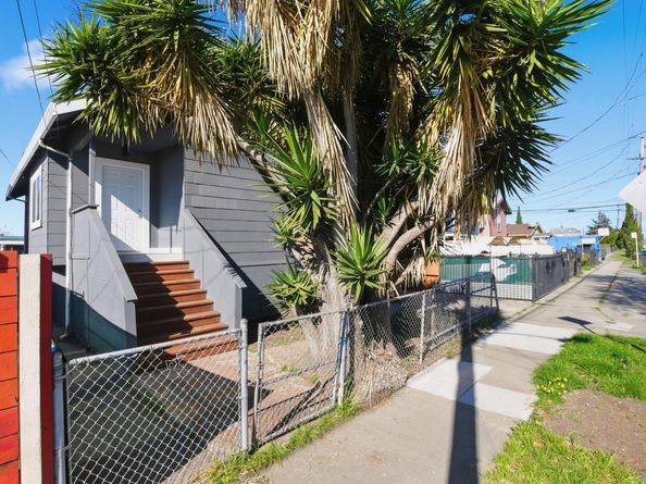 8825 D Street, Oakland CA 94621