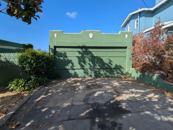 4851 Walnut Street, Oakland CA 94619