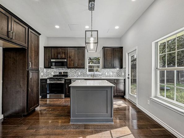305 Augusta Cv, Point Venture TX 78645