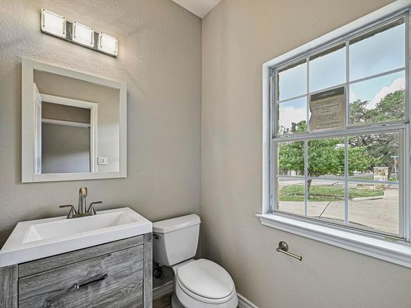 305 Augusta Cv, Point Venture TX 78645