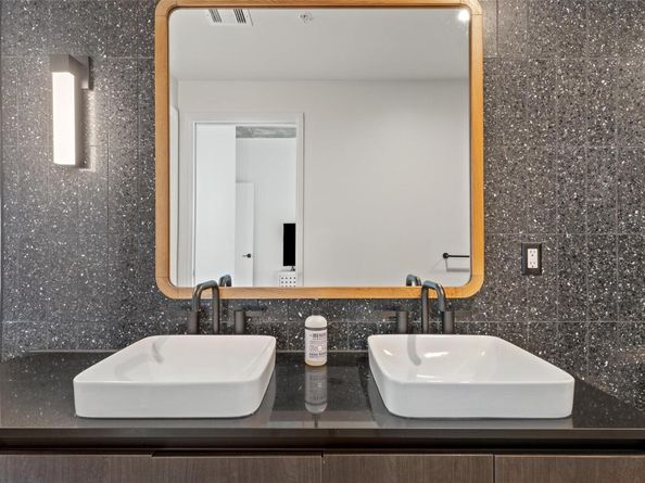 48 East Ave 2010, Austin TX 78701