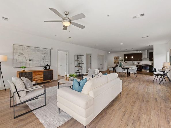 6444 Burnet RD 204, Austin TX 78757