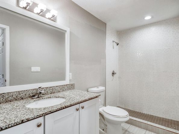 935 La Posada DR 212, Austin TX 78752