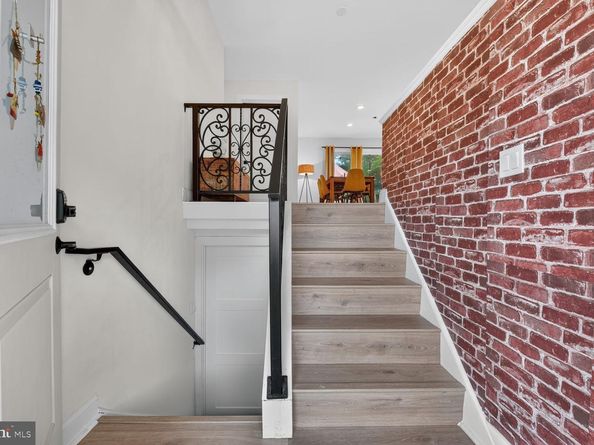 1107 Hillcrest Drive SW, Vienna VA 22180