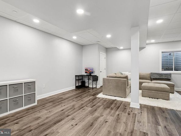8 Lacey Lane, Warminster PA 18974