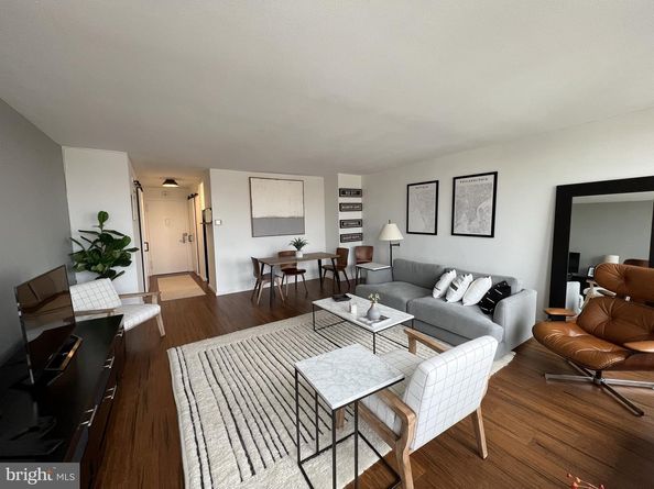 210 Locust Street 15EW, Philadelphia PA 19106
