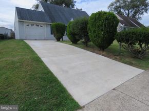 35 Parkside Circle, Levittown PA 19056