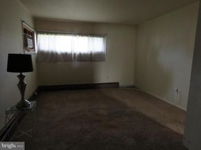 35 Parkside Circle, Levittown PA 19056