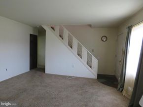 35 Parkside Circle, Levittown PA 19056