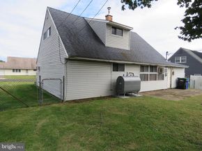 35 Parkside Circle, Levittown PA 19056