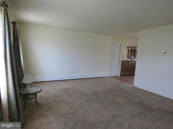 35 Parkside Circle, Levittown PA 19056