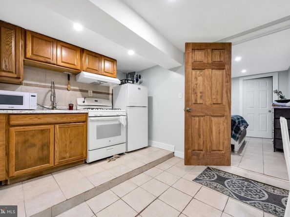 18 Elm Avenue, Upper Darby PA 19082