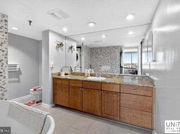 2001 Hamilton 2001, Philadelphia PA 19130