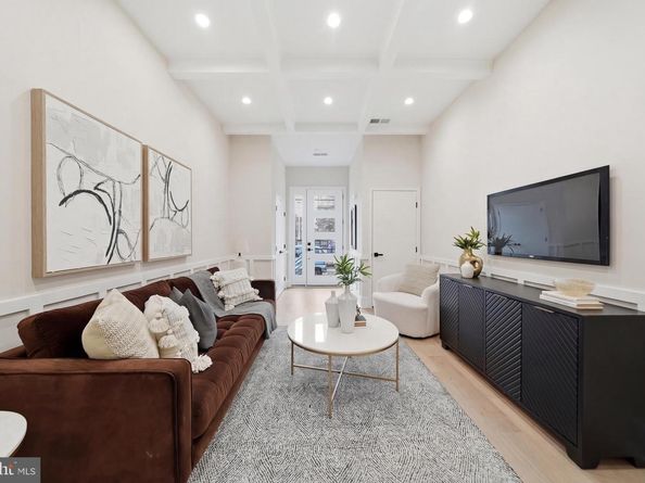 713 N 3rd Street, Philadelphia PA 19123