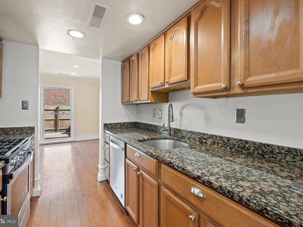 218 Stevenson Square, Alexandria VA 22304