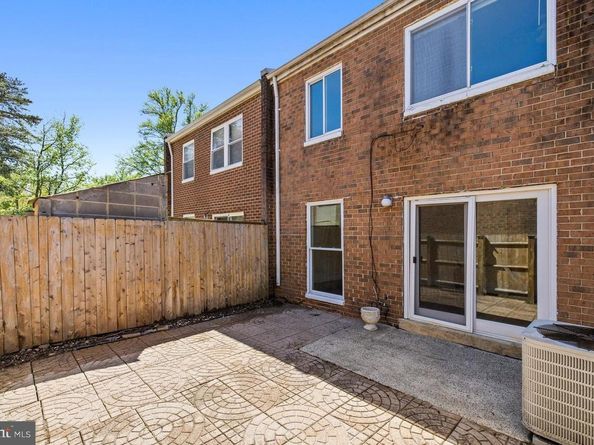 218 Stevenson Square, Alexandria VA 22304