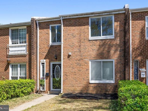 218 Stevenson Square, Alexandria VA 22304