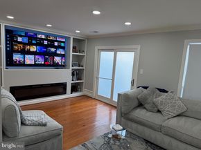 218 Stevenson Square, Alexandria VA 22304