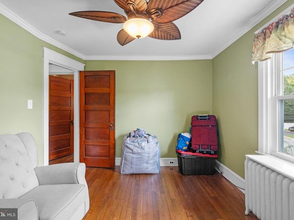 23 W Knowles Avenue, Glenolden PA 19036