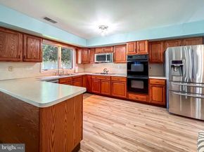 11 Vividleaf Lane, Levittown PA 19054