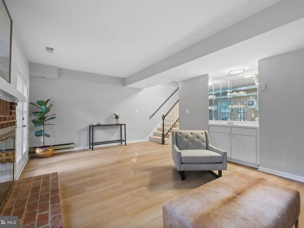 16 S Manchester Street, Arlington VA 22204