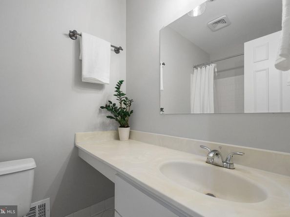 16 S Manchester Street, Arlington VA 22204