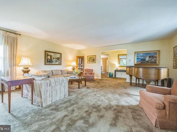 611 W Woodland Avenue, Springfield PA 19064