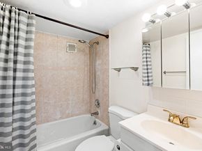 210 Locust Street 29HW, Philadelphia PA 19106