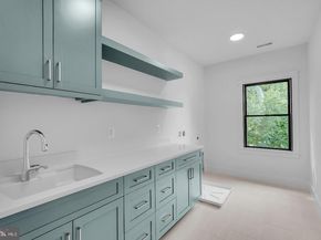 930 Fairway Drive NE, Vienna VA 22180