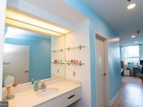 1100 Vine 1105, Philadelphia PA 19107