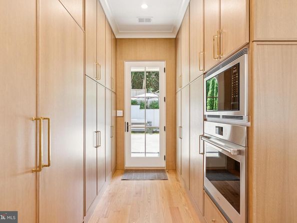 5537 Hawthorne Place NW, Washington DC 20016
