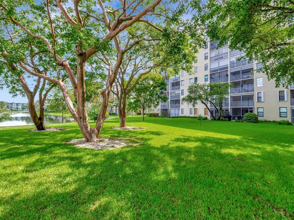 2112 S Cypress Bend Dr 401, Pompano Beach FL 33069