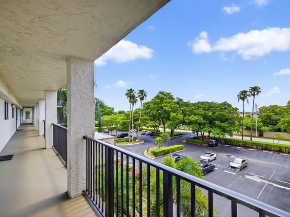 2112 S Cypress Bend Dr 401, Pompano Beach FL 33069