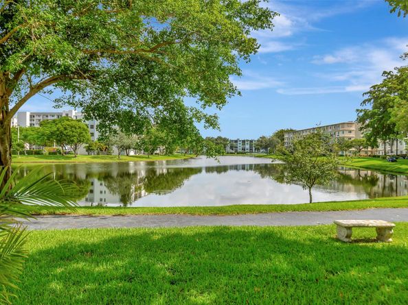 2112 S Cypress Bend Dr 401, Pompano Beach FL 33069