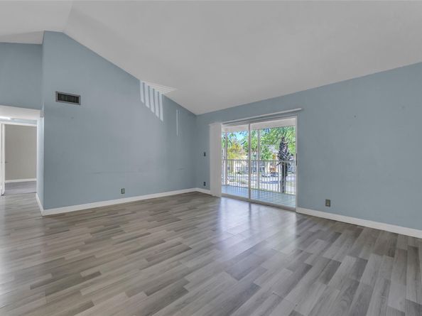 3083 N Oakland Forest Dr 302, Oakland Park FL 33309