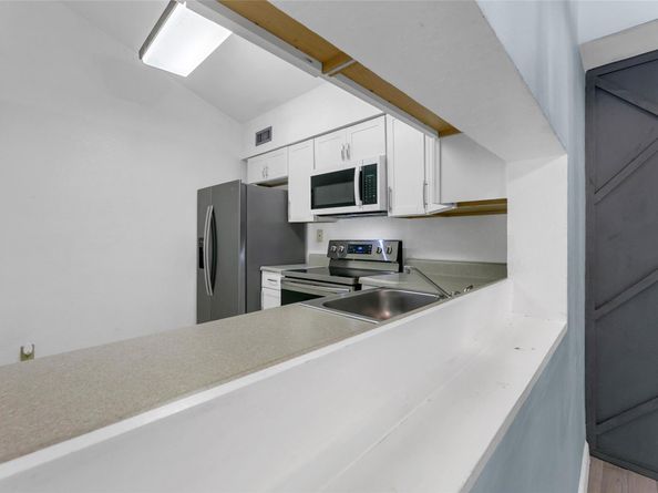 3083 N Oakland Forest Dr 302, Oakland Park FL 33309
