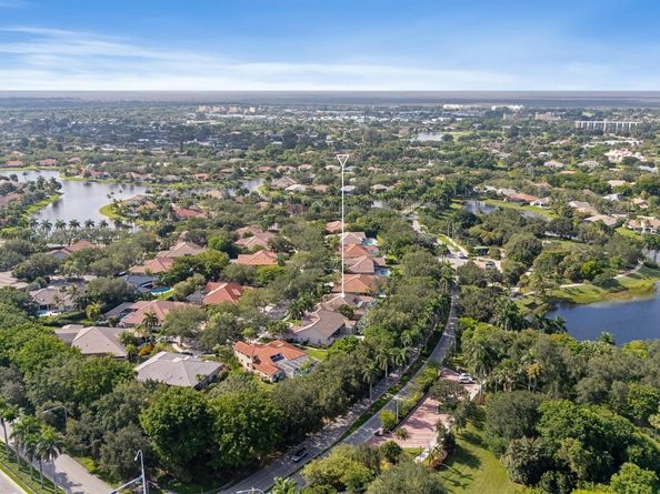 1280 Manor Ct, Weston FL 33326