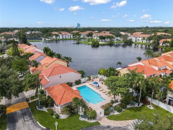 3625 Murano Dr, Hollywood FL 33021