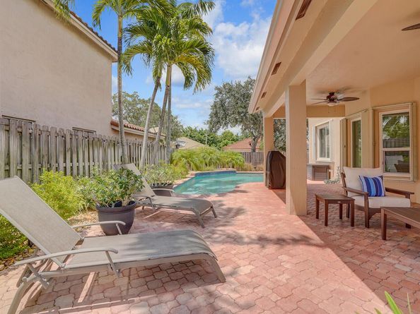 317 E Garden Cove Circle, Davie FL 33325
