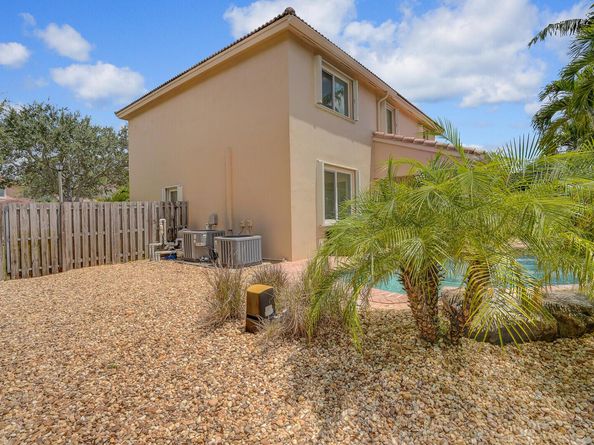 317 E Garden Cove Circle, Davie FL 33325