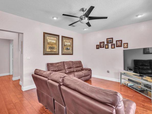 317 E Garden Cove Circle, Davie FL 33325